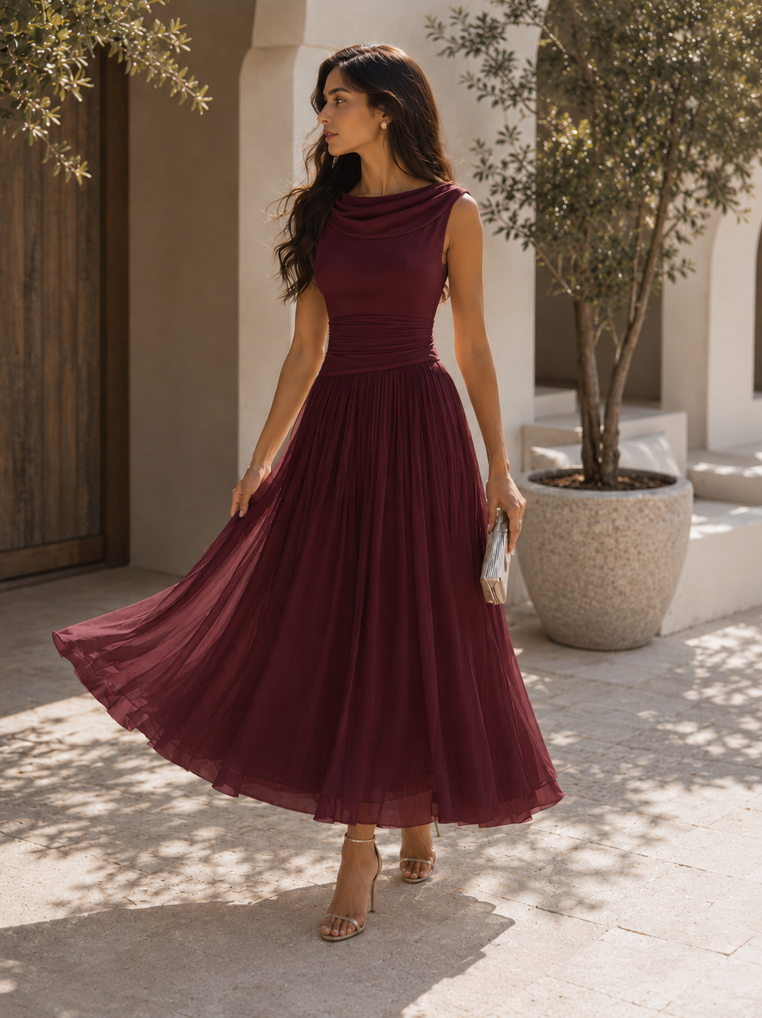 Robe midi chic sans manches pour femme, avec col drapé et plis fluides