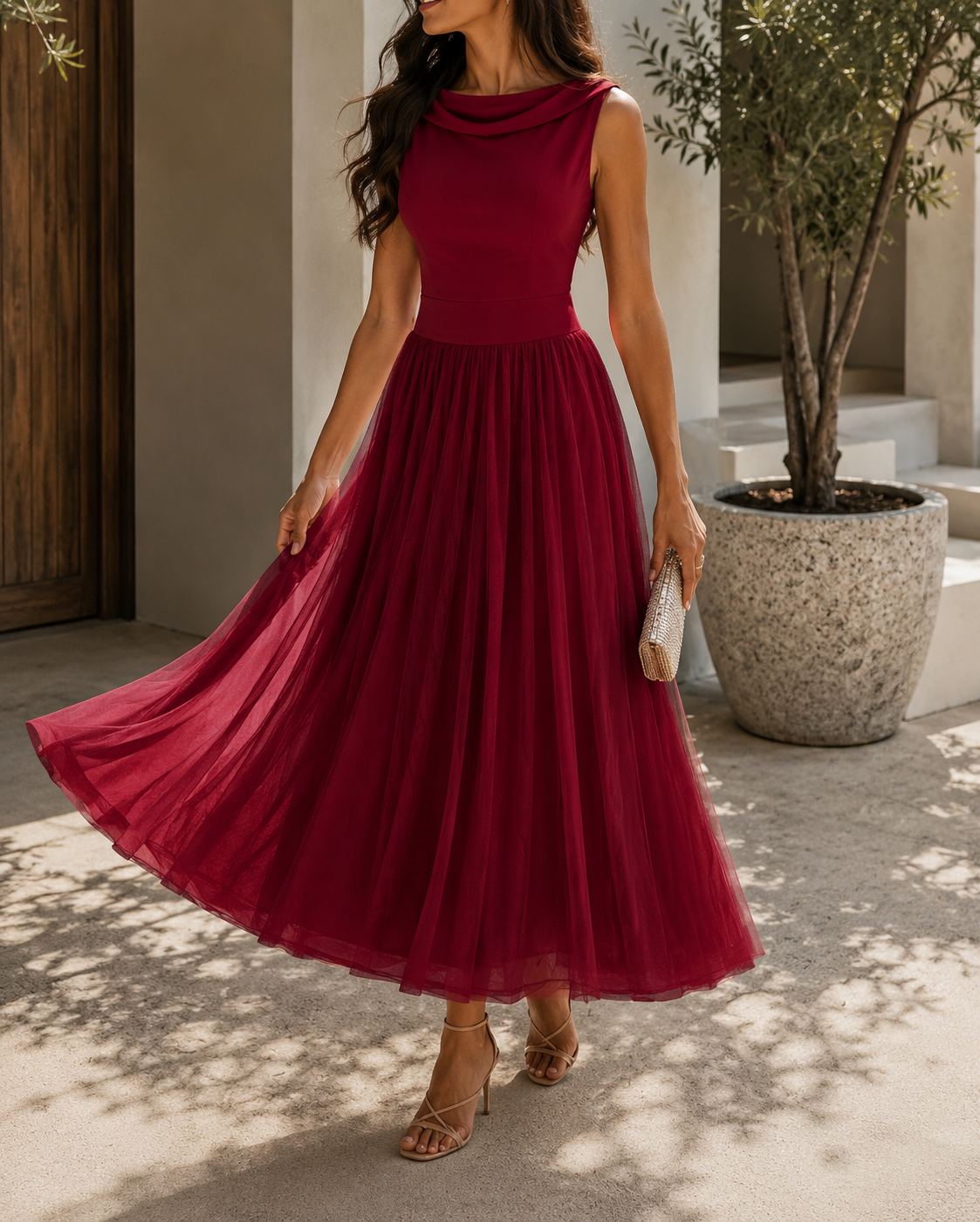 Robe midi chic sans manches pour femme, avec col drapé et plis fluides