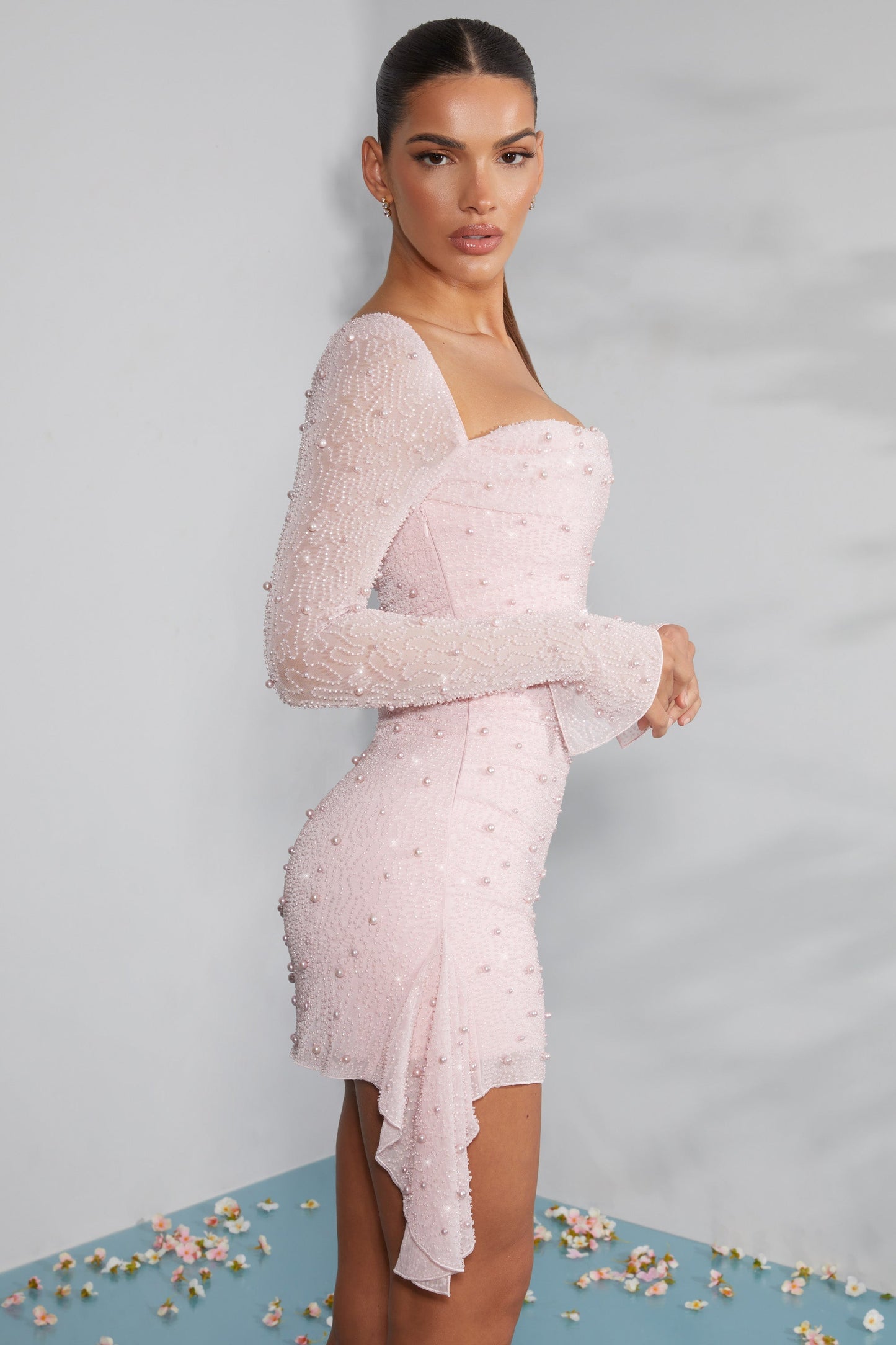 Femme Mini Robe Manche Longue Col Carré Ornée de Perles et Dos Nu