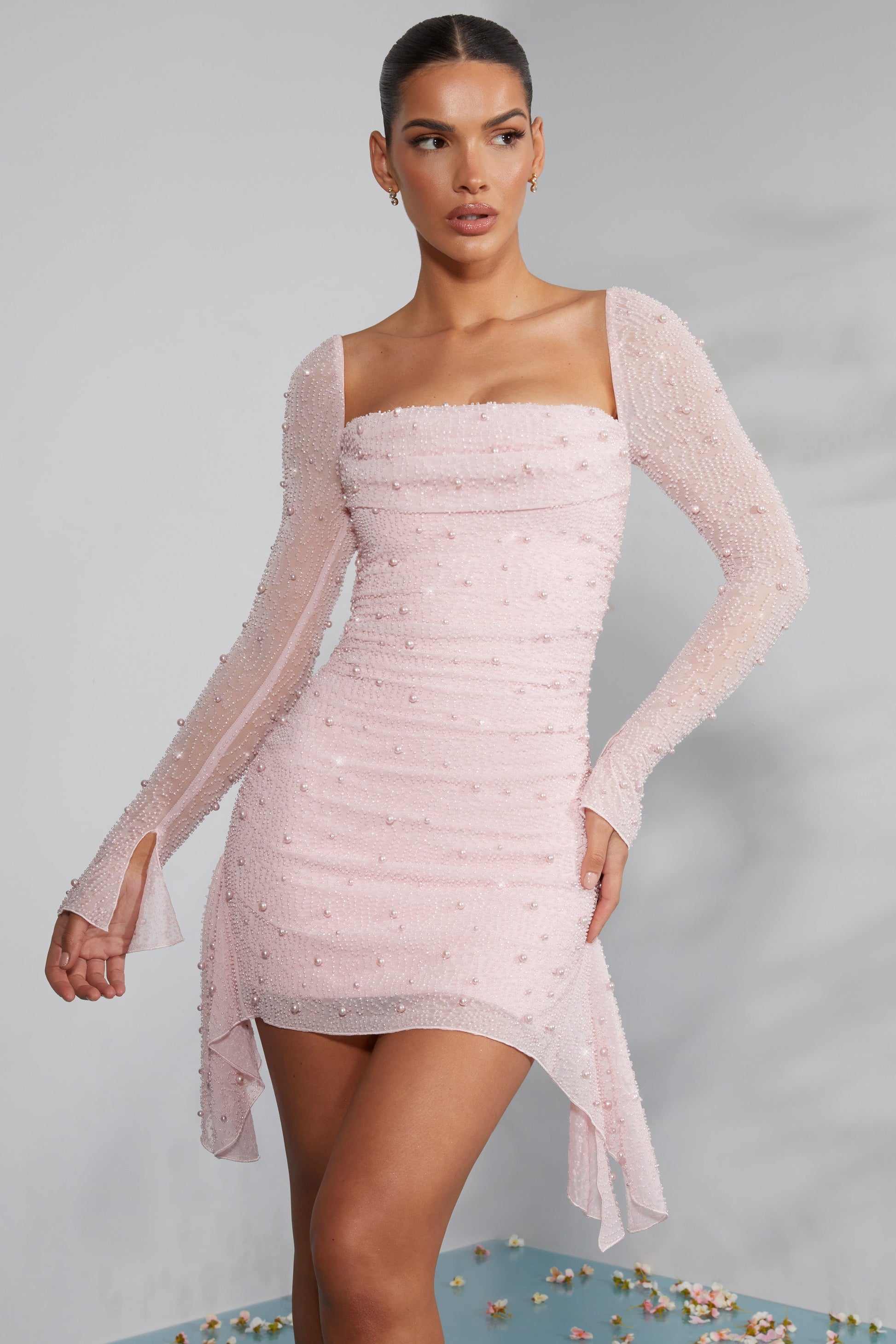 Femme Mini Robe Manche Longue Col Carré Ornée de Perles et Dos Nu