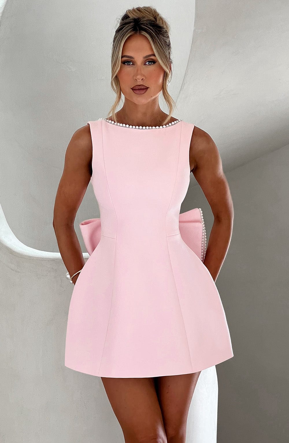 Femme Mini Robe sans Manches A-ligne avec Nœud au Dos et Col Orné de Perles