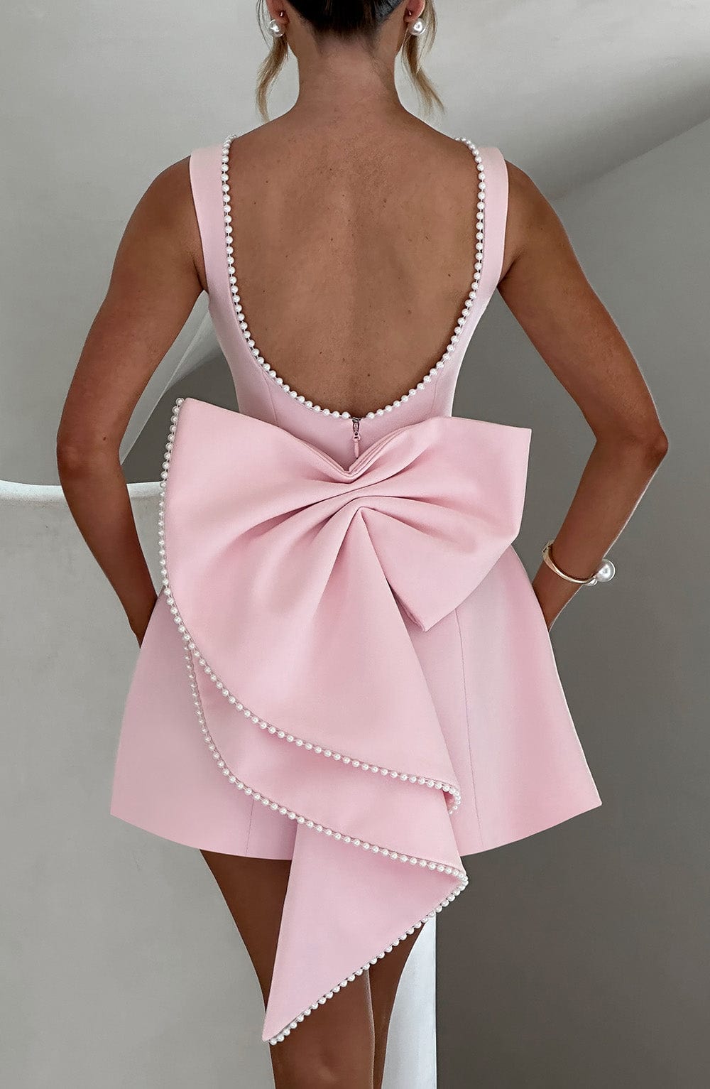 Femme Mini Robe sans Manches A-ligne avec Nœud au Dos et Col Orné de Perles