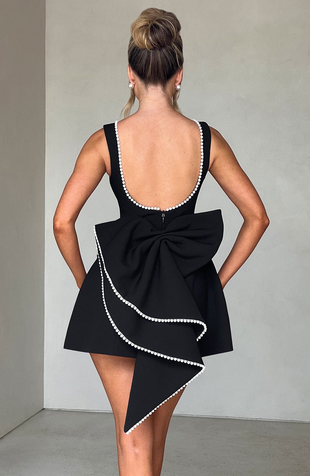Femme Mini Robe sans Manches A-ligne avec Nœud au Dos et Col Orné de Perles