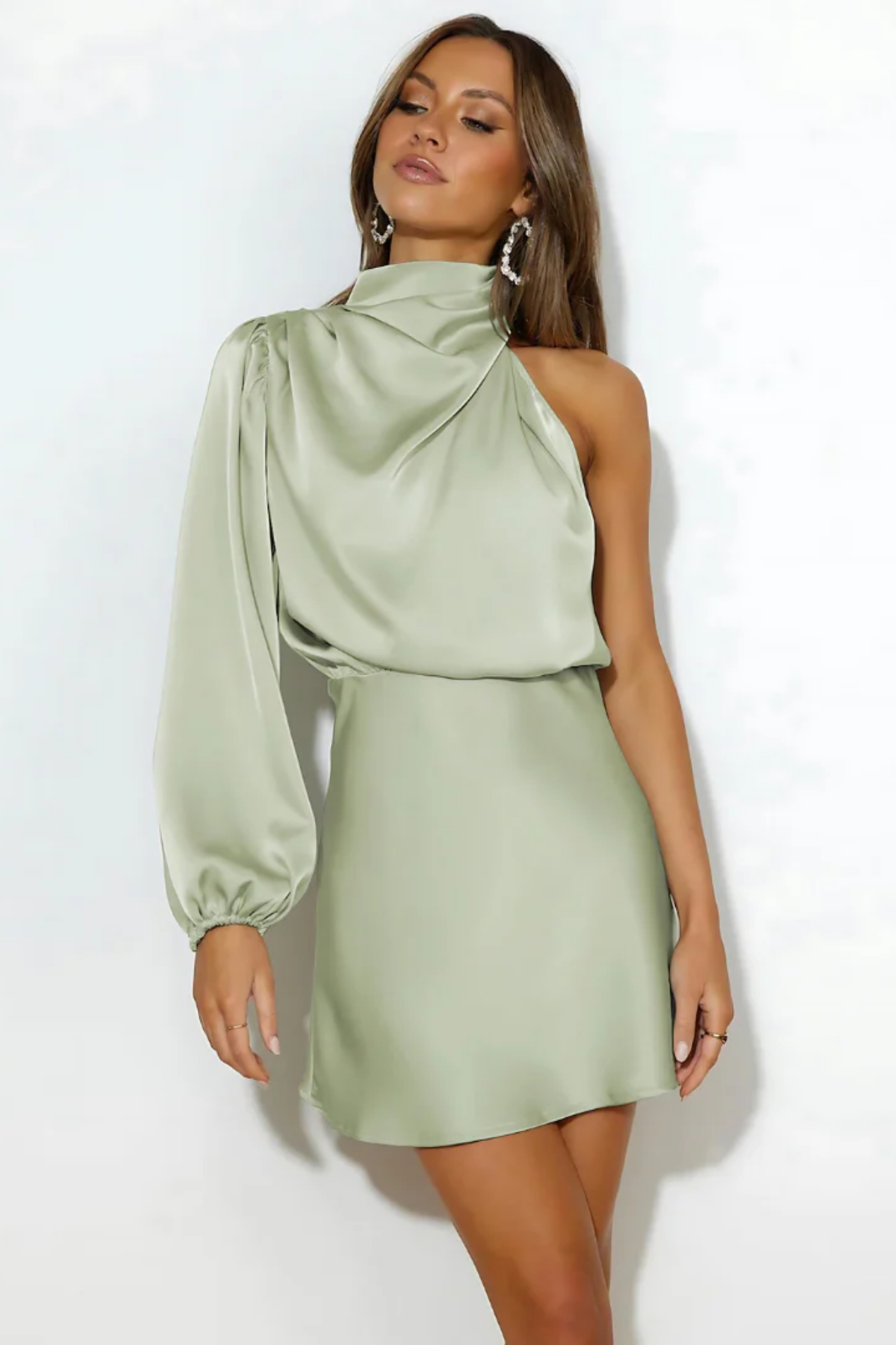 Femme Robe Courte Asymétrique avec une Manche Longue et Col Montant