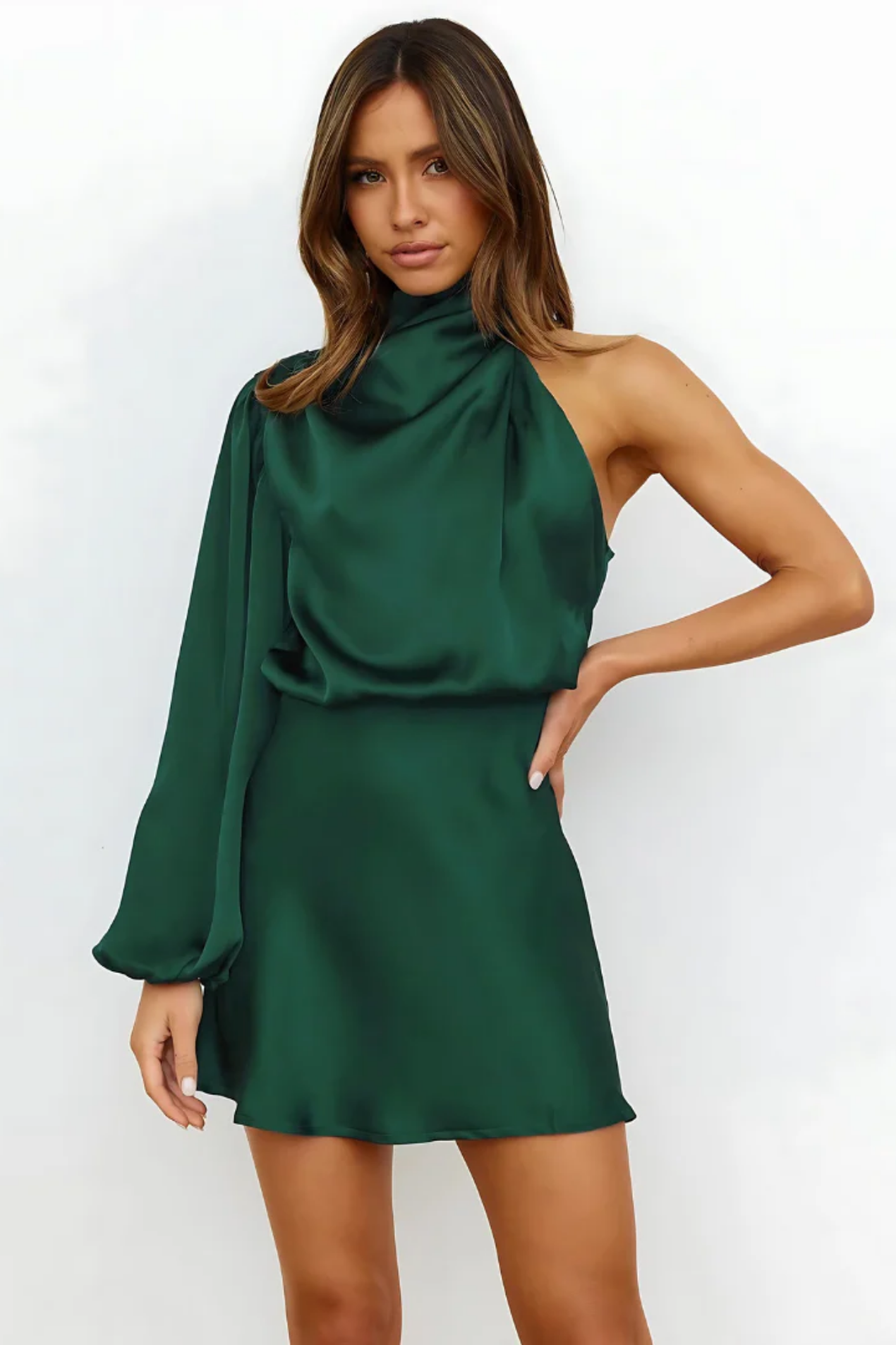 Femme Robe Courte Asymétrique avec une Manche Longue et Col Montant