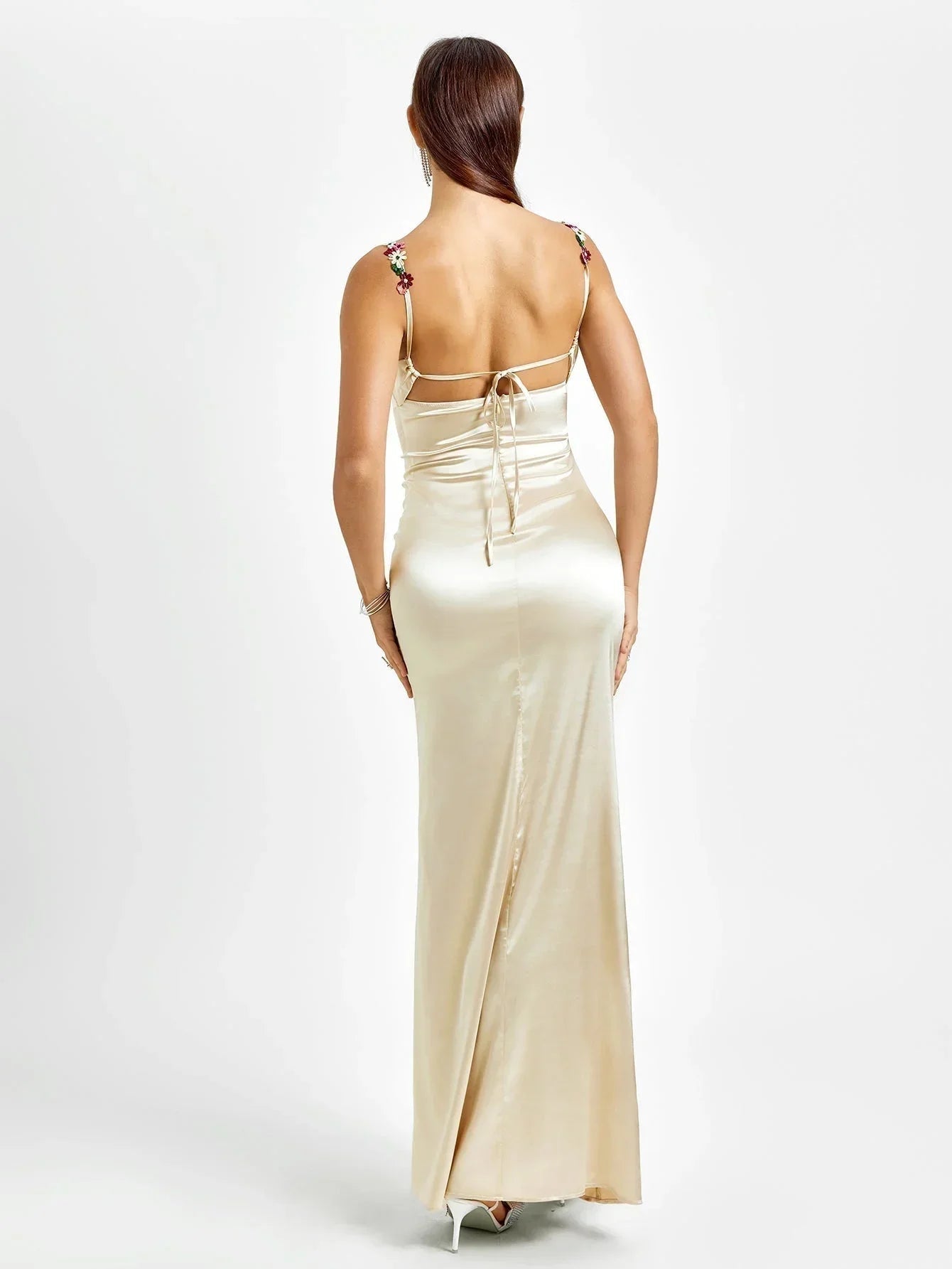 Femme Robe de Soirée Longue Slim Fit sans Manches avec Encolure Bénitier et Ornements Floraux