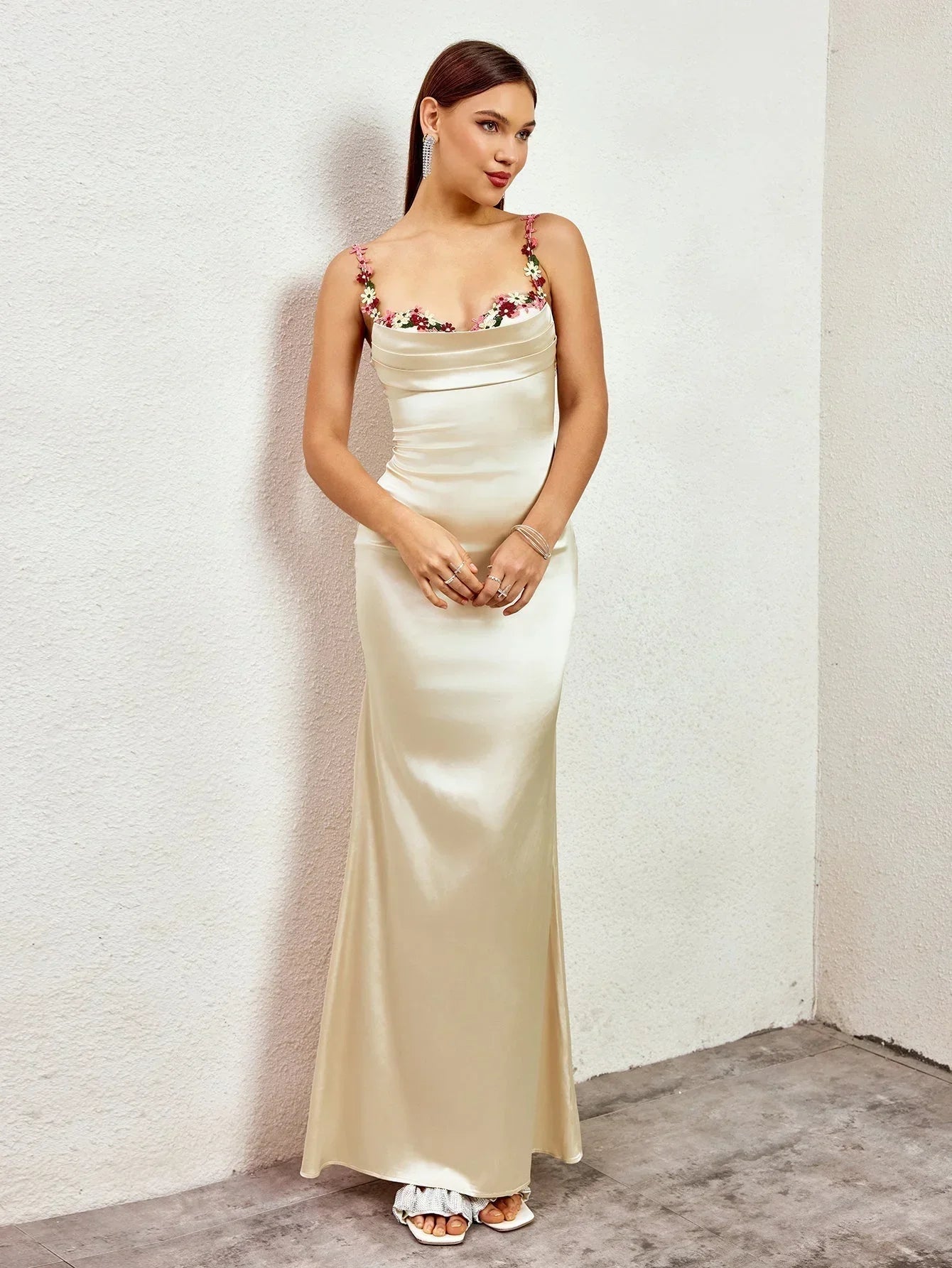 Femme Robe de Soirée Longue Slim Fit sans Manches avec Encolure Bénitier et Ornements Floraux