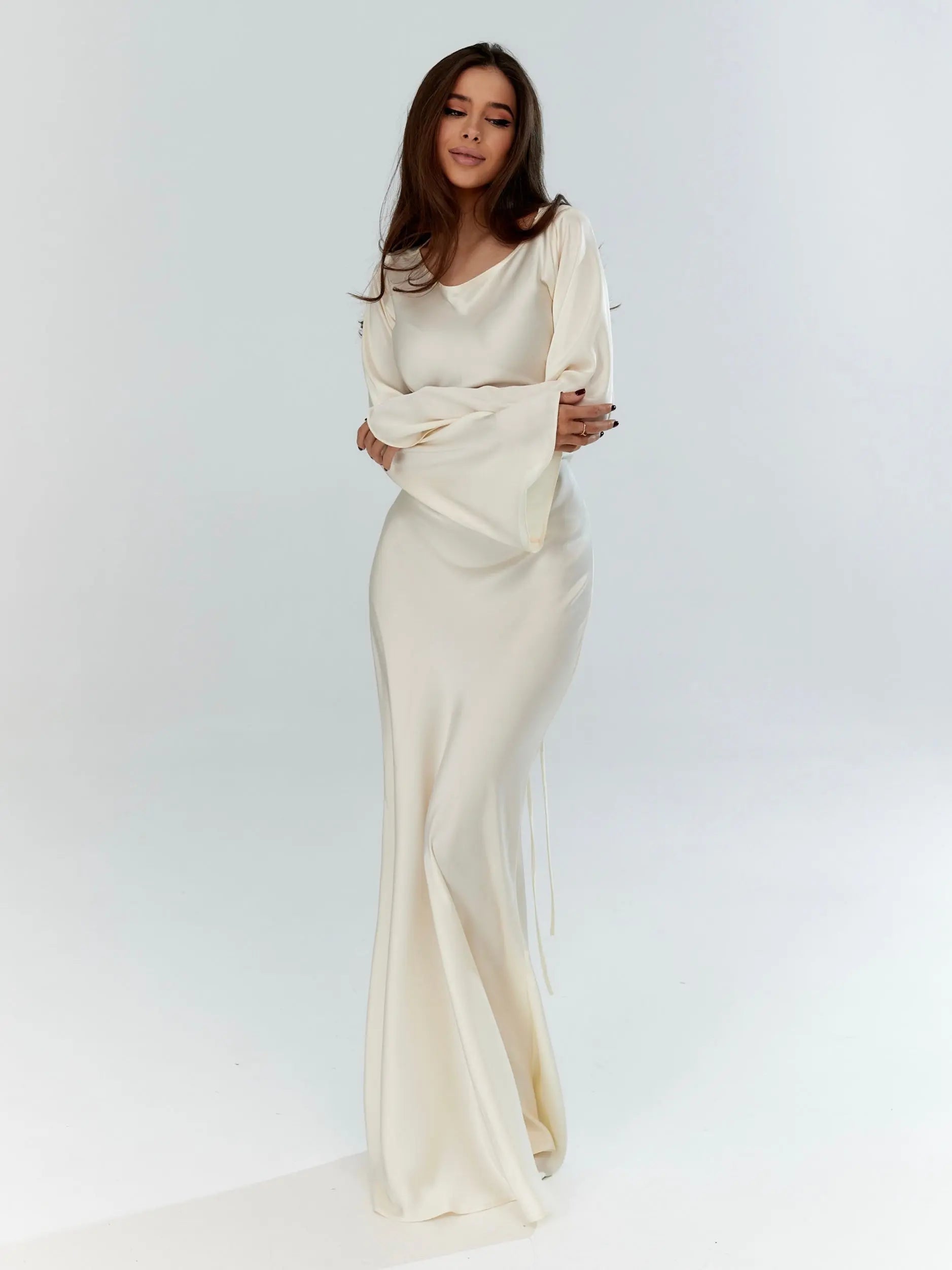 Femme Robe Longue de Soirée Manches Évasées col Bénitier et Silhouette Ajustée