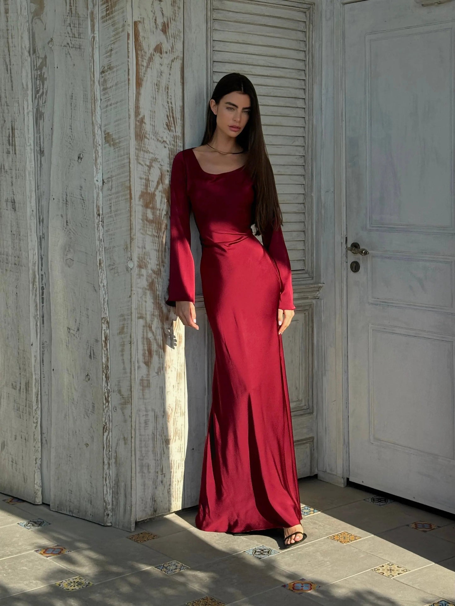 Femme Robe Longue de Soirée Manches Évasées col Bénitier et Silhouette Ajustée