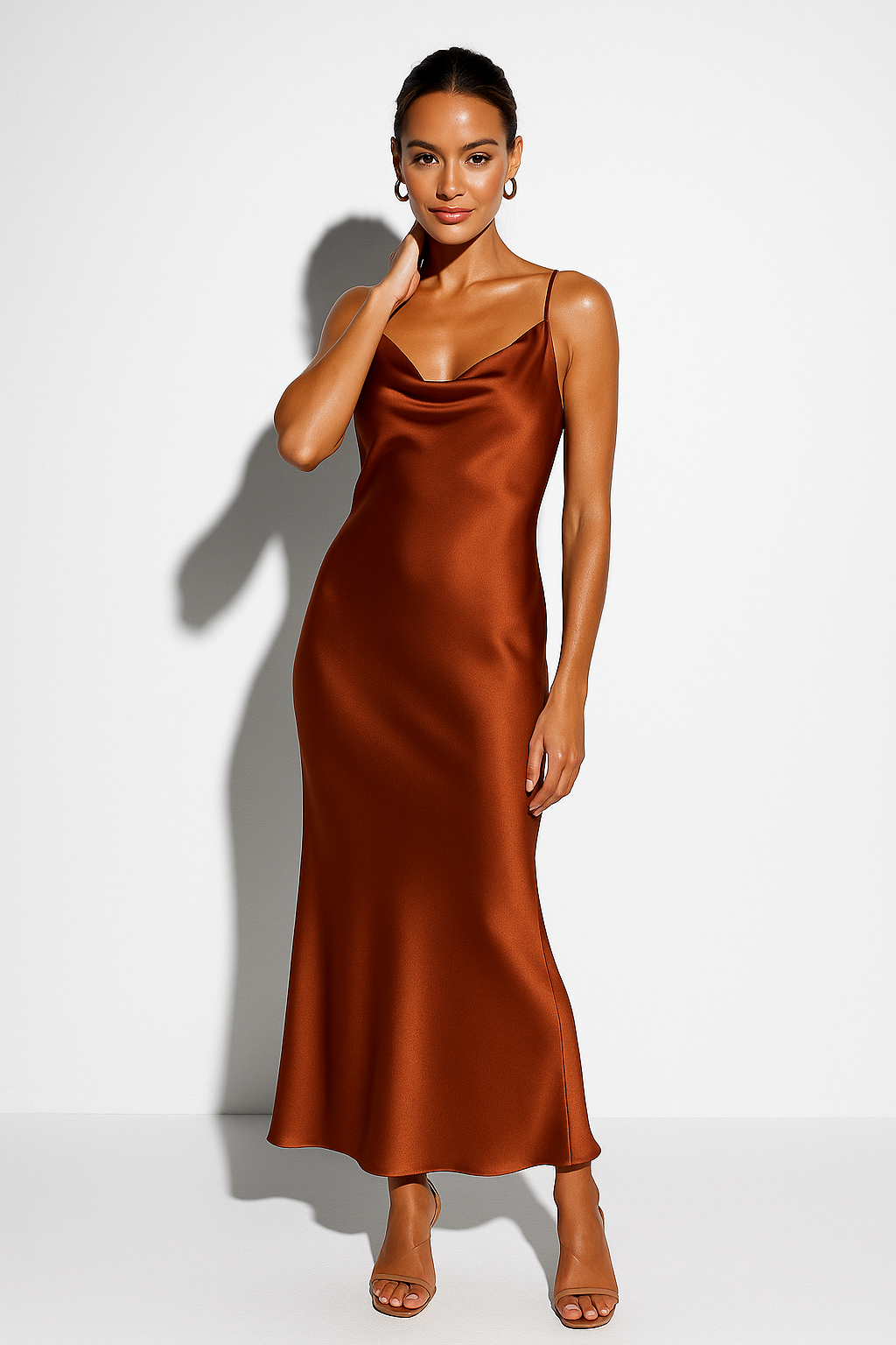 Femme Robe Midi à Bretelles Fines avec Décolleté Drapé et Coupe Ajustée