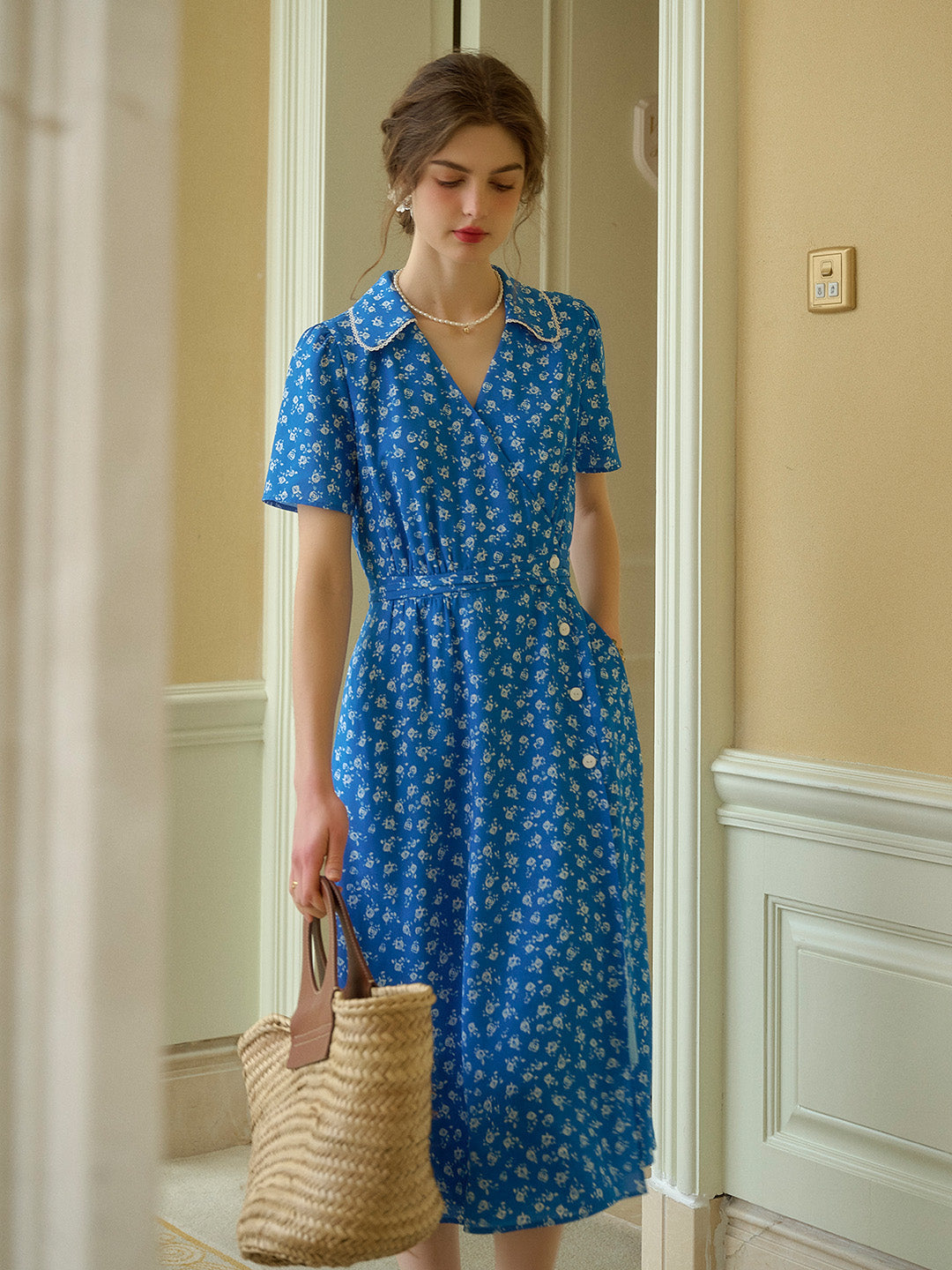 Femme Robe Midi Florale à Manches Courtes avec Col V et Ceinture