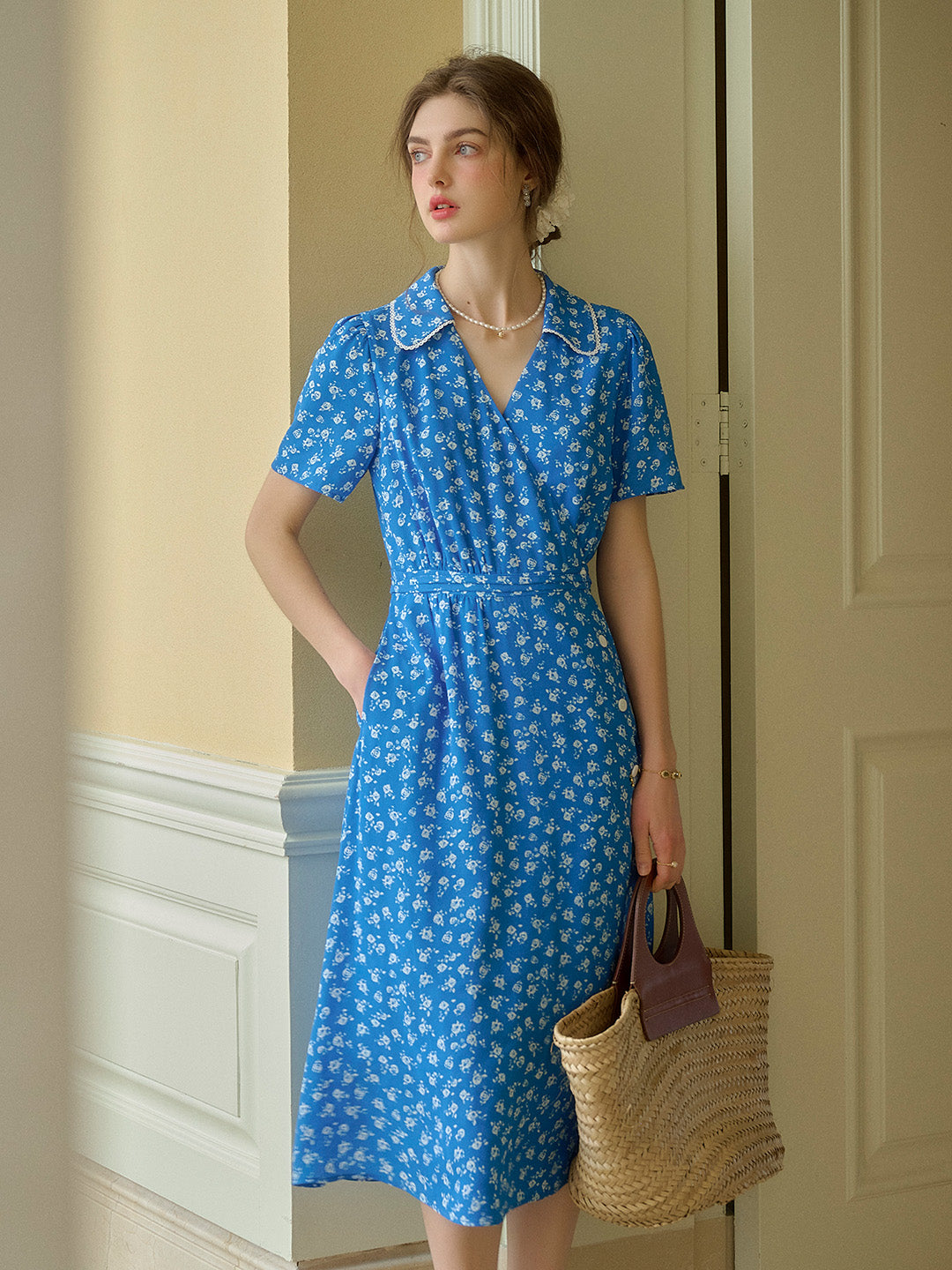 Femme Robe Midi Florale à Manches Courtes avec Col V et Ceinture