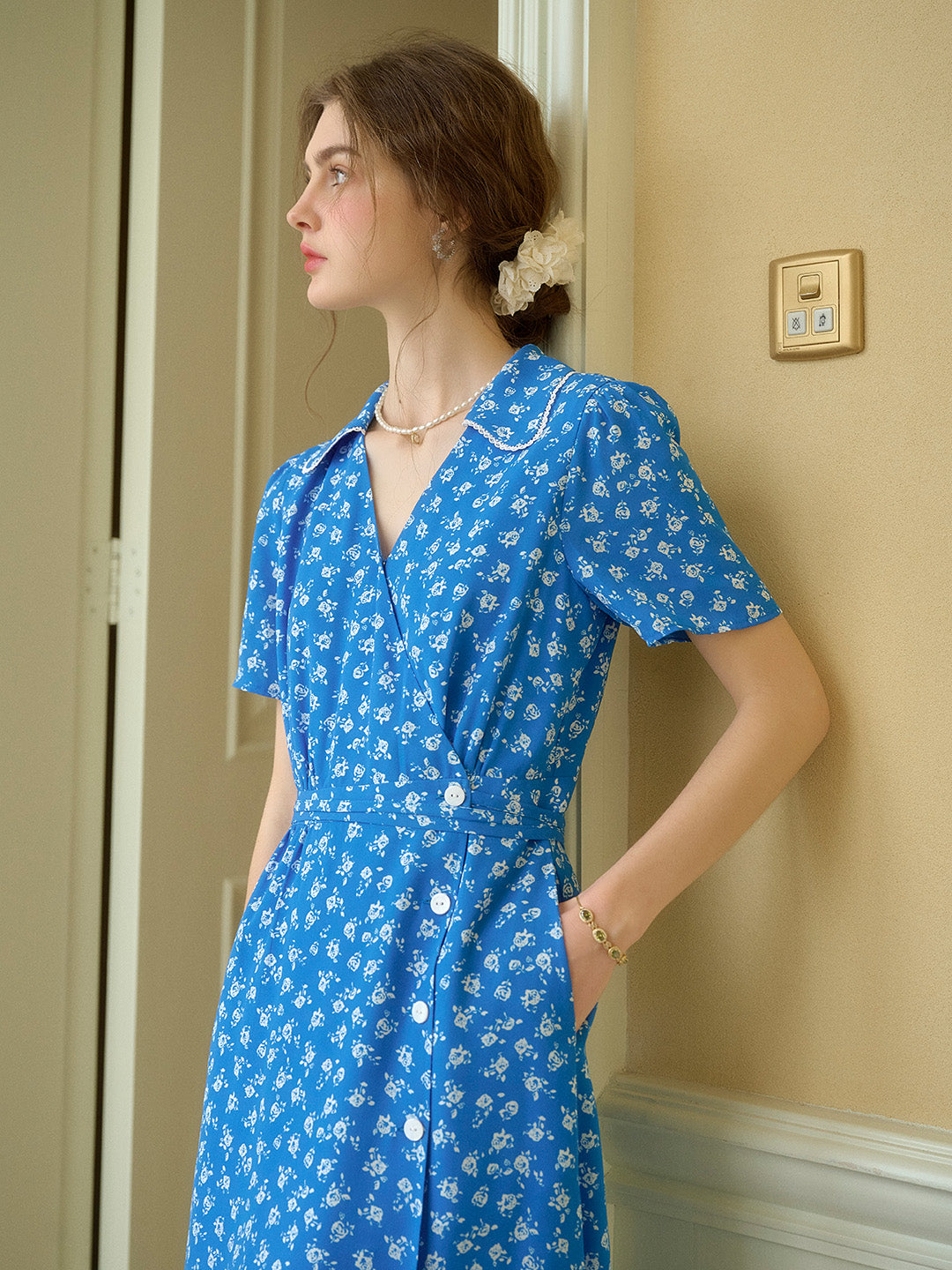 Femme Robe Midi Florale à Manches Courtes avec Col V et Ceinture