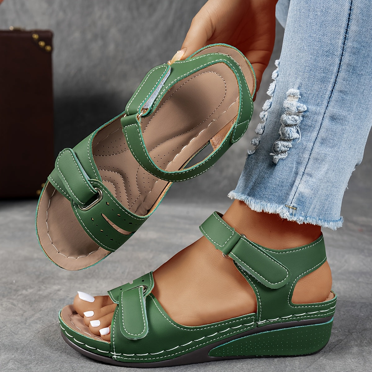 Femme Sandales à Semelle Compensée avec Fermeture Velcro et Bout Ouvert