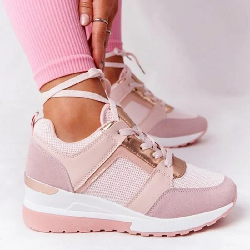 Femme Sneakers à Compensé avec Lacets et Détails Métallisés