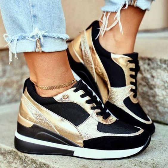 Femme Sneakers à Compensé avec Lacets et Détails Métallisés