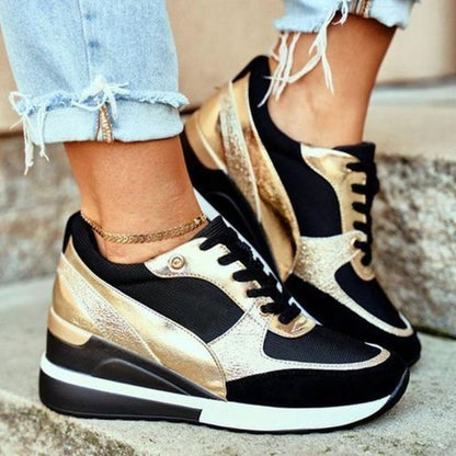 Femme Sneakers à Compensé avec Lacets et Détails Métallisés