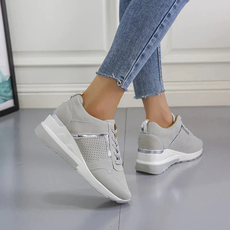 Femme Sneakers à Compensé avec Lacets et Détails Métallisés