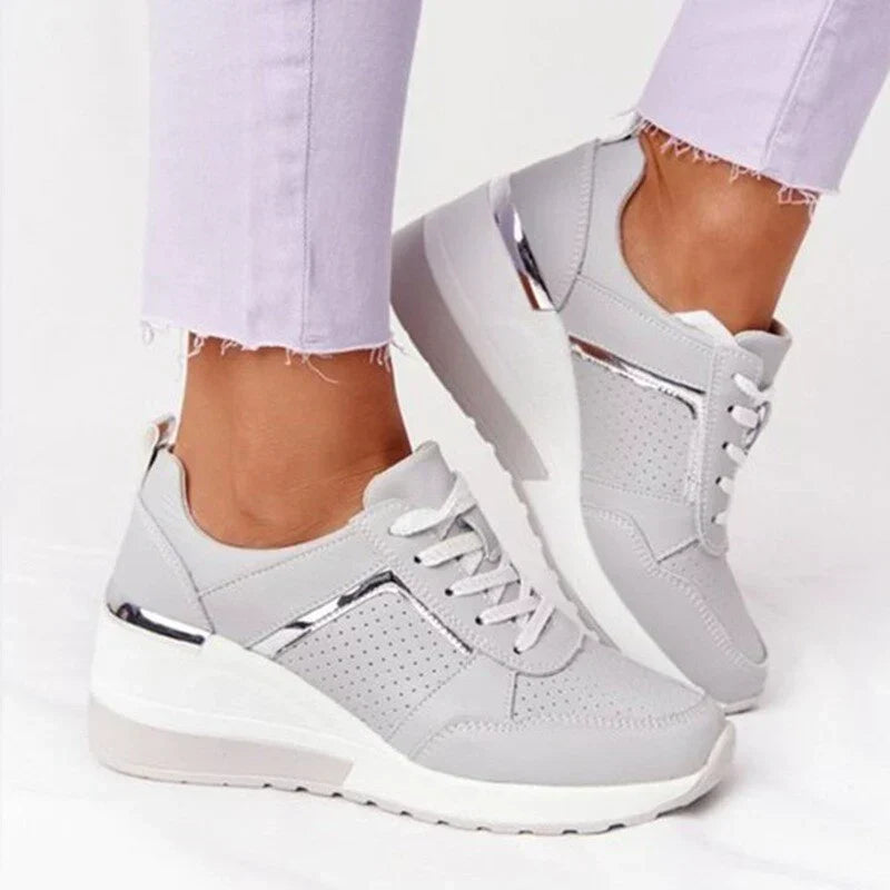 Femme Sneakers à Semelle Compensée avec Lacets et Détails Métallisés