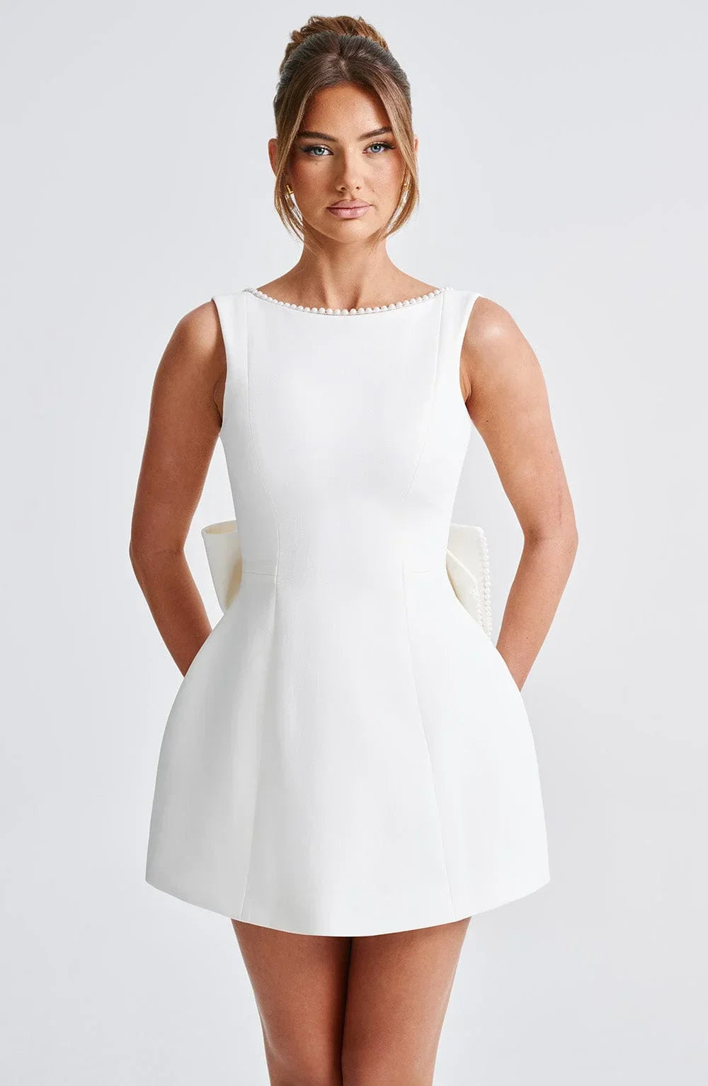 Mini Robe Dos Nu avec Grand Nœud et Bordures Perlées