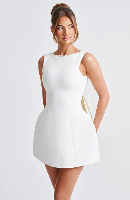 Mini Robe Dos Nu avec Grand Nœud et Bordures Perlées