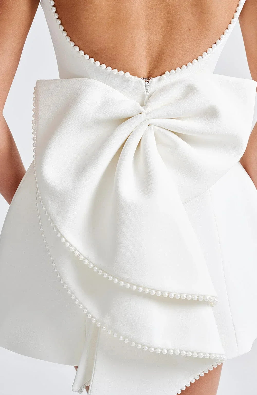 Mini Robe Dos Nu avec Grand Nœud et Bordures Perlées