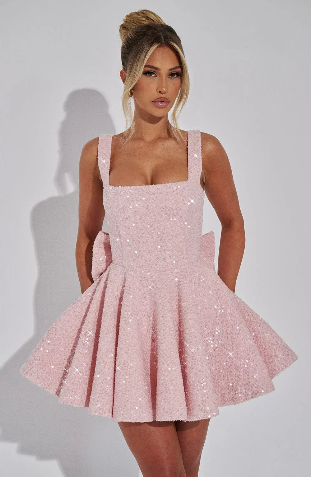 Mini Robe Pailletée à Jupe Évasée avec Grand Nœud dans le Dos