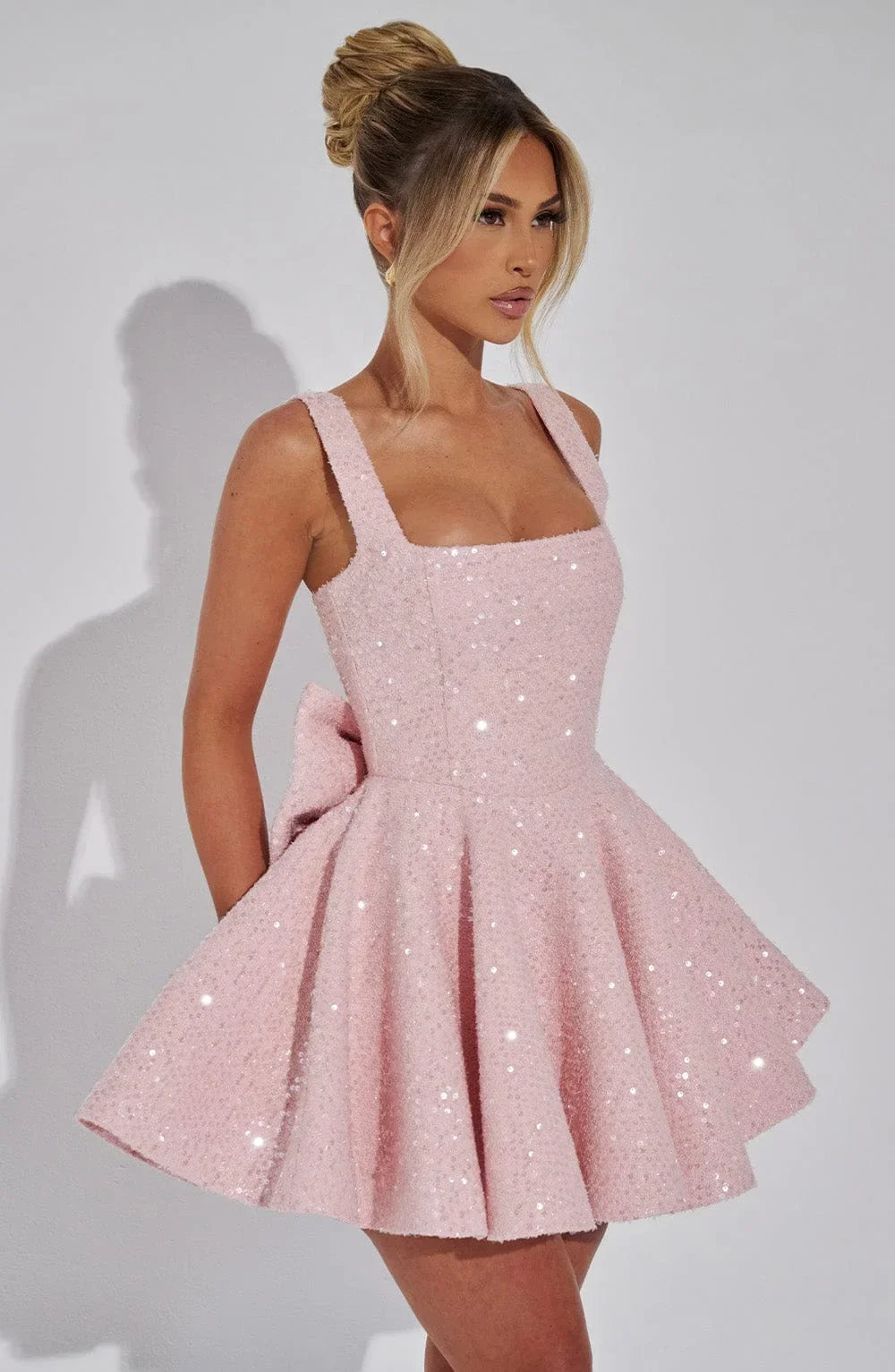 Mini Robe Pailletée à Jupe Évasée avec Grand Nœud dans le Dos