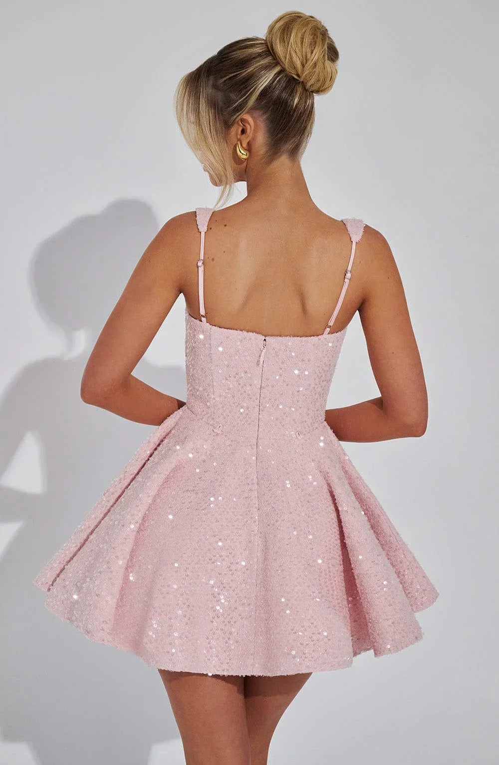 Mini Robe Pailletée à Jupe Évasée avec Grand Nœud dans le Dos