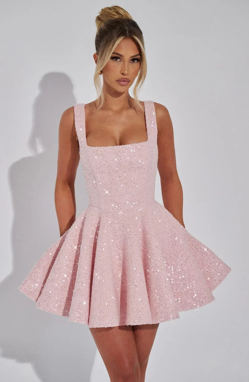 Mini Robe Pailletée à Jupe Évasée avec Grand Nœud dans le Dos